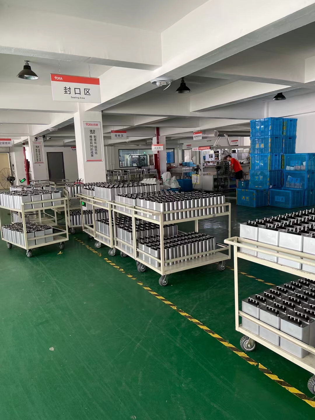 作为一组安装连接在共享母线上的电容器