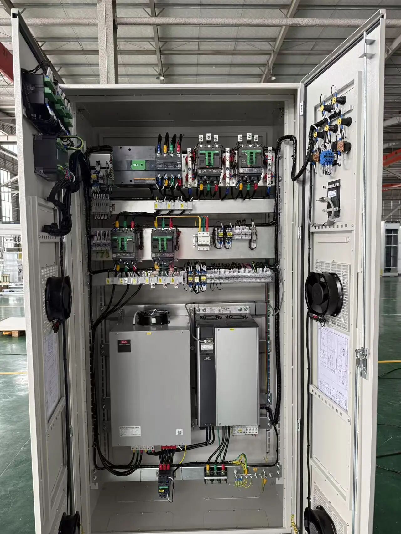 查找为户外安装提供定制外壳的 VFD 面板制造商